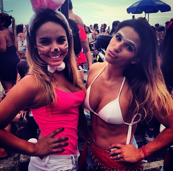 Jade Barbosa aproveita o carnaval em bloco de rua ao lado de amigas (Foto: Reprodução Instagram)
