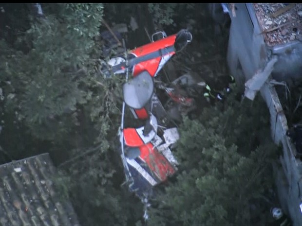 Detalhe dos destroços do helicóptero que caiu sobre um imóvel na Grande São Paulo. Segundo os bombeiros quatro pessoas morreram no acidente (Foto: Reprodução/GloboNews)