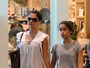 Patrícia França passeia com a filha adolescente em shopping no Rio