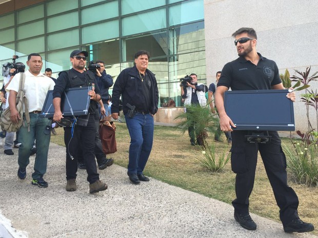 Policiais civis deixam Câmara Legislativa com computadores e documentos apreendidos em gabinetes (Foto: Alexandre Bastos/G1)