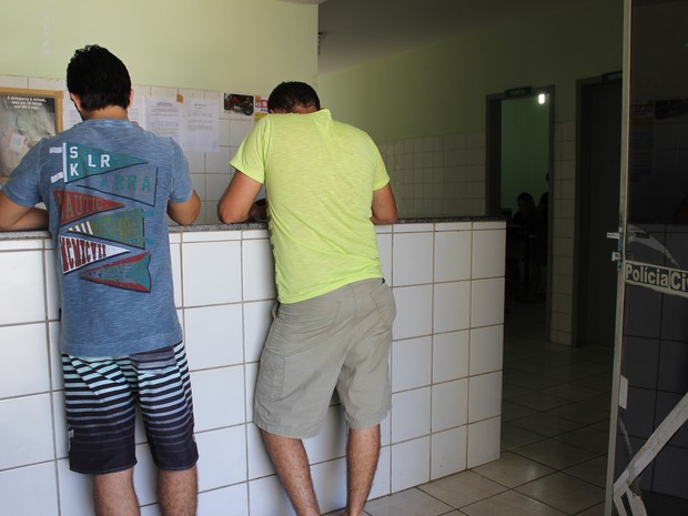 Jovens registraram boletim de ocorrência no 7º Distrito Policial de Teresina (Foto: Patrícia Andrade/G1)