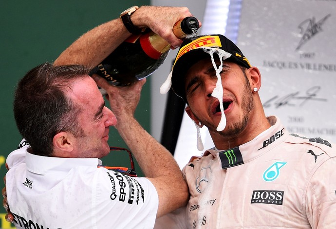 Paddy Lowe dá banho de champanhe em Lewis Hamilton no pódio do GP dos EUA (Foto: Getty Images)