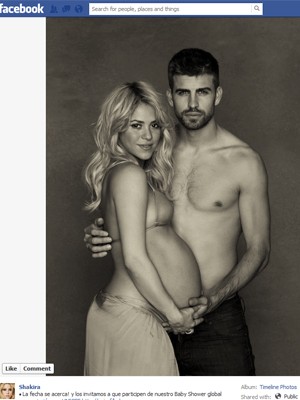 Foto publicada no perfil de Shakira no Facebook mostra a cantora grávida ao lado do marido Piqué (Foto: Reprodução / Facebook)
