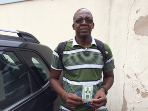 Jorge chorava muito na manhã deste domingo (29) na 39ªDP, onde o caso foi registrado. (Foto: Janaína Carvalho / G1)