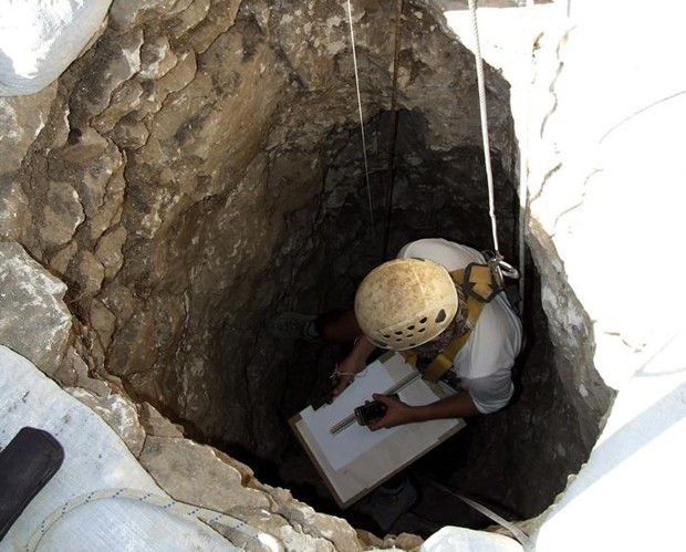 Arqueólogos encontram poço com esqueletos de 8 mil anos em Israel (Foto: EFE/Clara Amit)