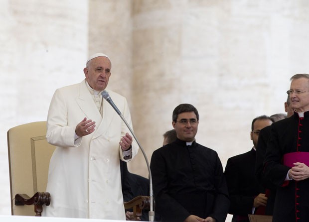 O Papa Francisco em discurso nesta quarta-feira (24) no Vaticano (Foto: Alessandra Tarantino/AP)