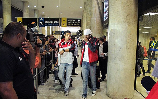 jogadores no desembarque do Flamengo (Foto: Richard Souza / Globoesporte.com)