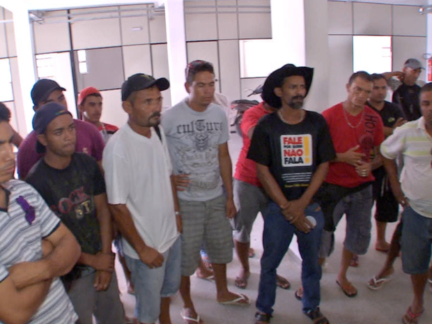 Operários se dirigiram à sede da SRTE em Cuiabá na manhã desta quarta-feira, onde acabaram recebendo garantia de acomodação do representante da empresa que os contratou (Foto: Reprodução / TVCA)