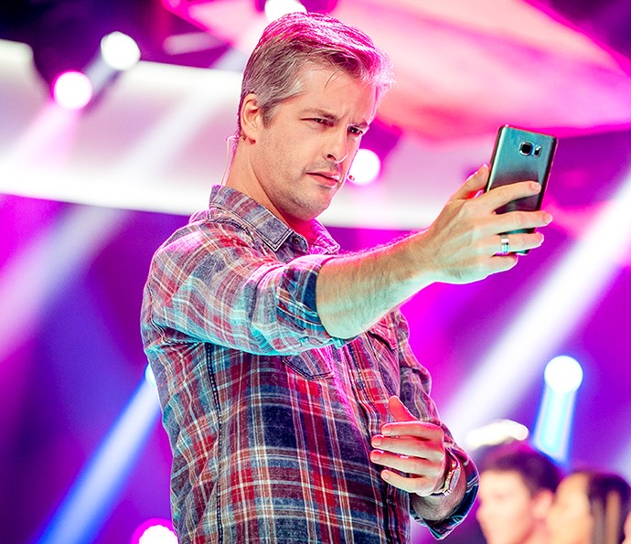 Victor faz cara de sexy para fazer selfie no palco do reality (Foto: Isabella Pinheiro/Gshow)