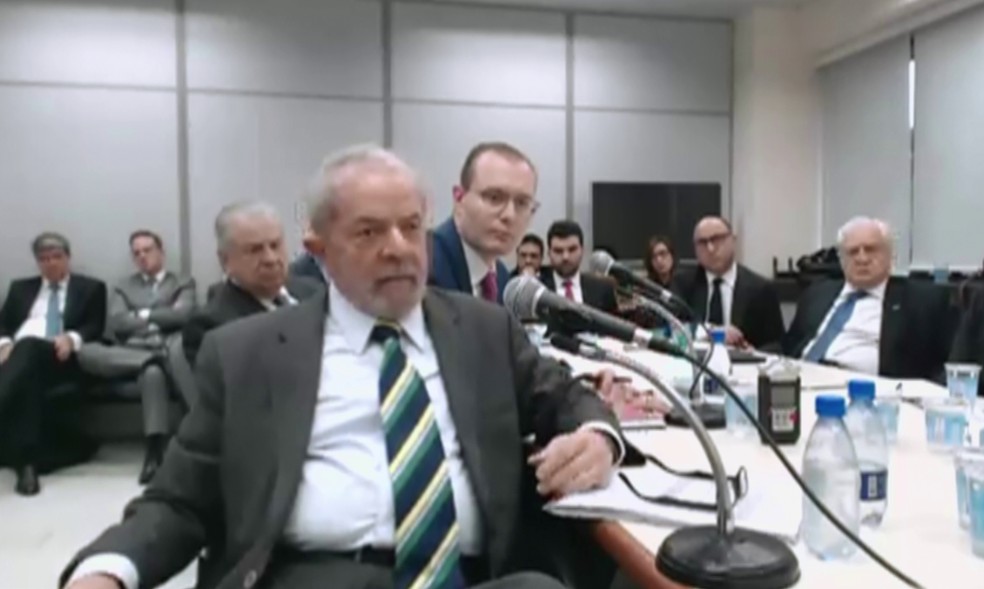 Lula e advogado durante depoimento ao juiz Sérgio Moro (Foto: Reprodução/GloboNews)