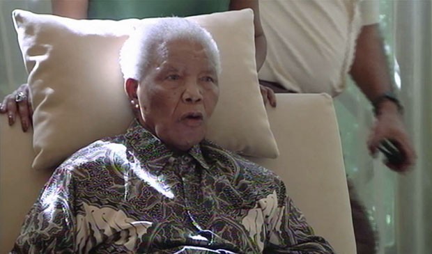 Mandela em sua casa, em imagem de vídeo feita nesta segunda (29) (Foto: SABC TV/AP)