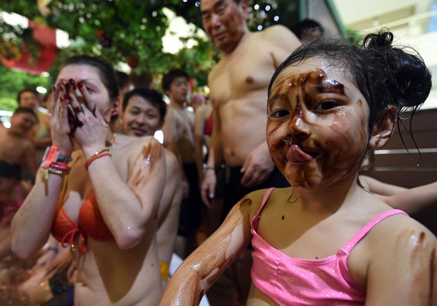 Menina tem o rosto coberto de chocolate durante spa no Japão (Foto: Toshifumi Kitamura/AFP)