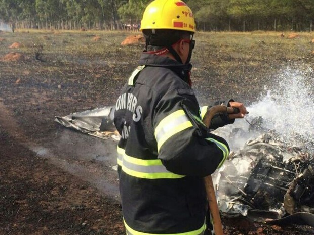 Bombeiros apagam incêndio após queda de avião, em Corumbaíba, Goiás (Foto: Divulgação/Corpo de Bombeiros)