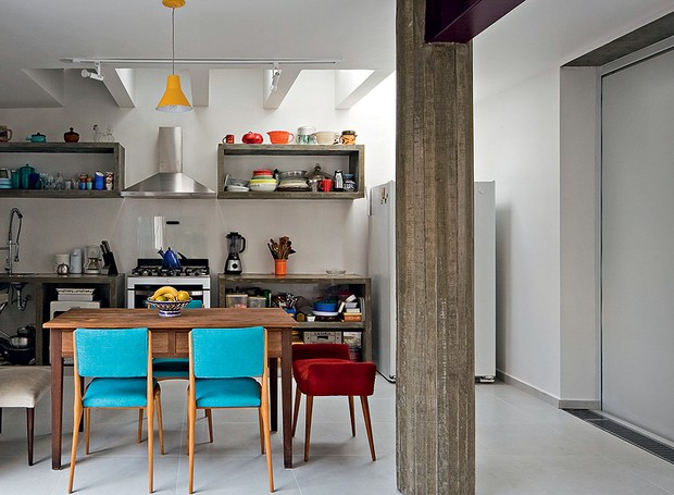 É difícil acreditar, mas onde hoje funciona a charmosa cozinha, antes era a garagem. Com a reforma do escritório Casa 14 Arquitetura, ela ganhou claraboia e armários de concreto aparente. Cadeiras coloridas trazem vida à decoração (Foto: Maíra Acayaba/Casa e Jardim) É difícil acreditar, mas onde hoje funciona a charmosa cozinha, antes era a garagem. Com a reforma do escritório Casa 14 Arquitetura, ela ganhou claraboia e armários de concreto aparente. Cadeiras coloridas trazem vida à decoração (Foto: Maíra Acayaba/Casa e Jardim)