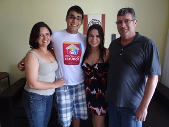 O suporte da família de Gustavo Arouca o ajudou a conseguir uma boa nota no Enem (Foto: Priscila Miranda / G1)