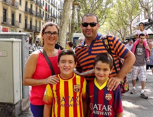torcida barcelona antes do jogo contra o Levante (Foto: Claudia Garcia)