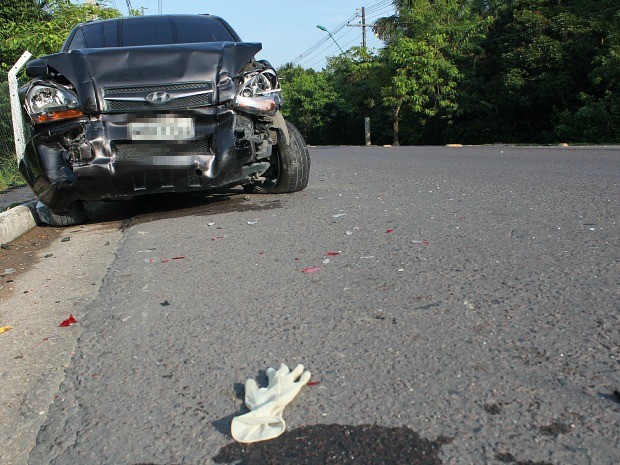 Luva utilizada na perícia ainda estava no local do acidente na manhã desta segunda (Foto: Girlene Medeiros/G1 AM)