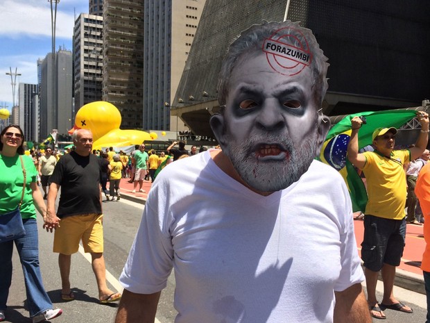 Manifestante vai à Avenida Paulista com máscara satirizando o ex-presidente Lula (Foto: Isabela Leite/G1)