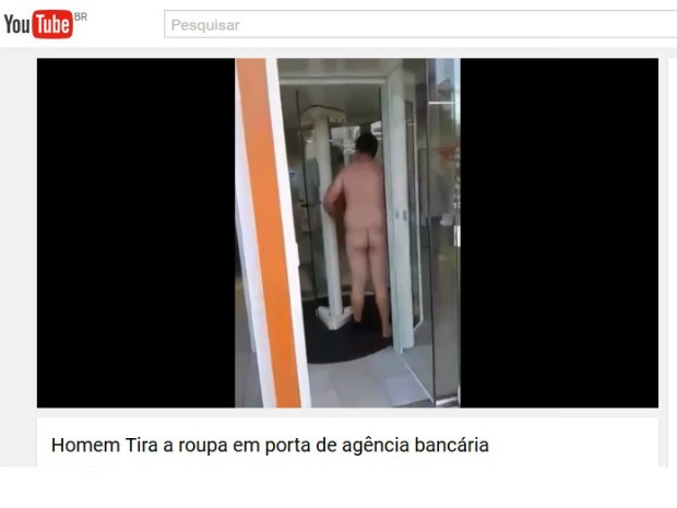 Em vídeo, homem aparece sem roupa após ser barrado em agência bancária em Foz do Iguaçu (PR) (Foto: Reprodução/Youtube)