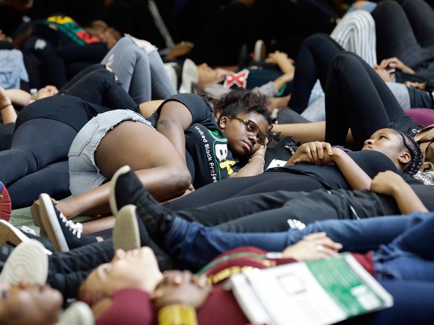 Estudantes da Universidade da Carolina do Norte deitam no chão durante vigília em Charlotte, na quarta (21), em homenagem a Keith Lamont Scott (Foto: AP Photo/Gerry Broome)