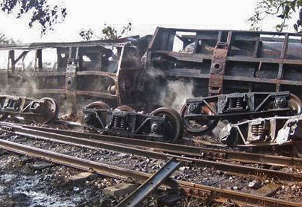Foto divulgada pelo Ministério da Informação de Mianmar neste sábado (10) mostra vagões do trem que foram queimados (Foto: AFP Photo/Ho/Myanmar Information Ministry)
