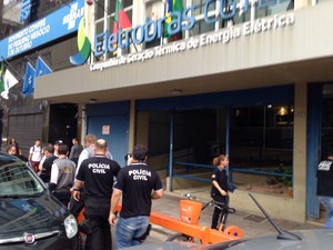Operação faz buscas na sede de subsidiária da Eletrobrás em Porto Alegre (Foto: Josmar Leite/RBS TV)
