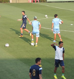 Sem antecipar escalação, Alberto Valentim repete treino técnico