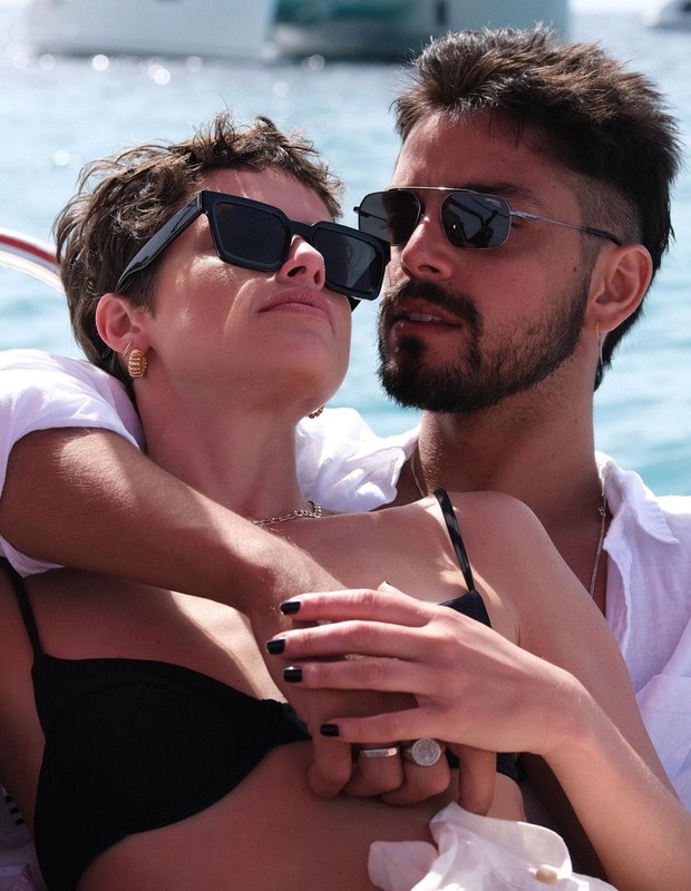 Agatha Moreira e Rodrigo Simas curtem passeio de barco em Ibiza (Foto: Reprodução/Instagram)