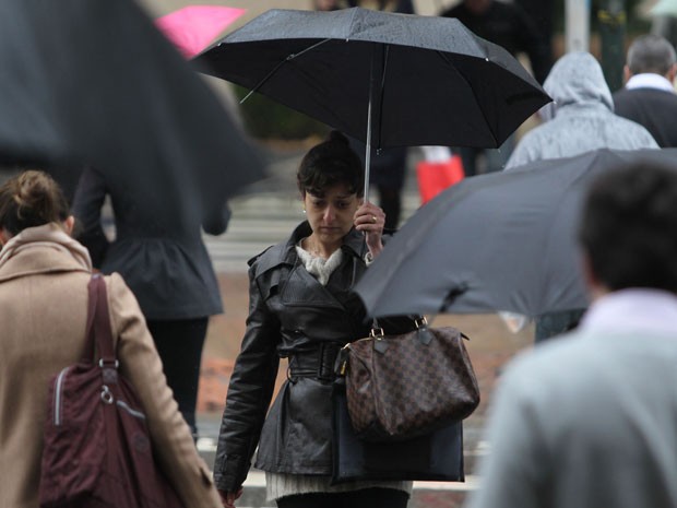 Paulistano enfrenta frio e chuva nesta segunda-feira (16) (Foto: Werther Santana/Agência Estado/AE)