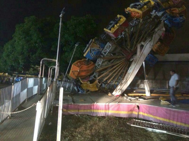 Roda gigante de cerca de 20 metros tombou enquanto estava em operação (Foto: Jorge Talmon/TV Verdes Mares)