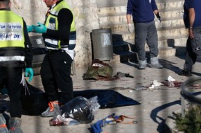 Três palestinos morreram ao atacar guardas de fronteira israelenses (Foto: Ahmad Guarabli/AFP) Três palestinos morreram ao atacar guardas de fronteira israelenses (Foto: Ahmad Guarabli/AFP)