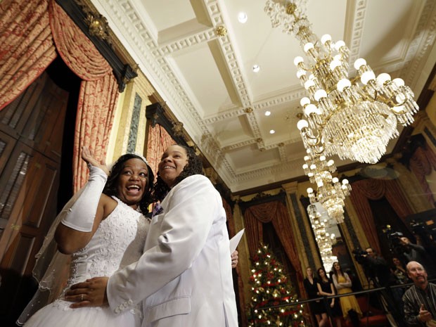 Darcia Anthony e Danielle Williams comemoram após a celebração de sue casamento em Baltimore, Maryland, nesta terça-feira (1º) (Foto: Patrick Semansky/AP) Darcia Anthony e Danielle Williams comemoram após a celebração de sue casamento em Baltimore, Maryland, nesta terça-feira (1º) (Foto: Patrick Semansky/AP)