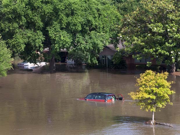 Carros e casas são cobertos pela água no sudoeste de Houston, no Texas, Estados Unidos, nesta terça-feira (26) (Foto: REUTERS/Daniel Kramer)