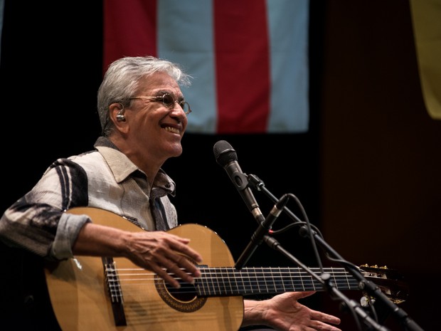 Caetano Veloso sorri ao lado de Gilberto Gil no 1º dos três shows deles no Citibank Hall SP, na Zona Sul de São Paulo, na noite de quinta-feira (20). A turnê batizada de 'Dois Amigos, Um Século de Música' celebra os 50 anos de carreira de cada um (Foto: Marcelo Brandt/G1) Caetano Veloso sorri ao lado de Gilberto Gil no 1º dos três shows deles no Citibank Hall SP, na Zona Sul de São Paulo, na noite de quinta-feira (20). A turnê batizada de 'Dois Amigos, Um Século de Música' celebra os 50 anos de carreira de cada um (Foto: Marcelo Brandt/G1)