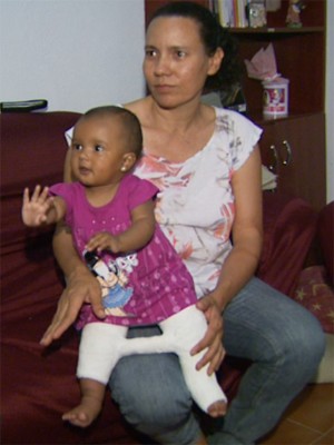 Bebê quebrou o fêmur após escorregar em 'santinhos' um dia após a eleição (Foto: Reprodução / EPTV)