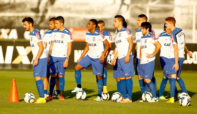 Com novidades, Mano leva 21 atletas para enfrentar o Figueirense em SC