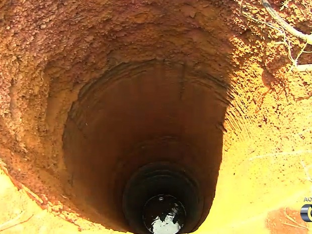 Dois homens morreram ao cair em cisterna de cerca de 10m de profundidade, em Goiânia, Goiás (Foto: Reprodução/TV Anhanguera)