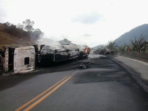 Carreta ficou tombada na pista. (Foto: Maria Cláudia Bonutti/ TV Gazeta)