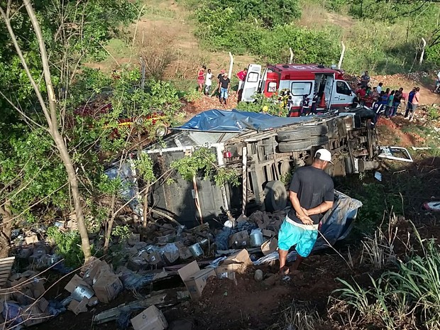 Carga ficou espalhada depois que o cmainhão tombou (Foto: Divulgação / Polícia Rodoviária Federal)