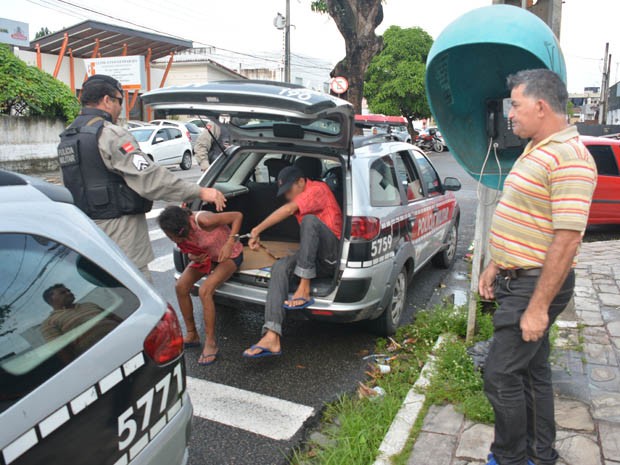 Policial à paisana acionou a PM para interromper o ato obsceno do casal (Foto: Walter Paparazzo/G1)