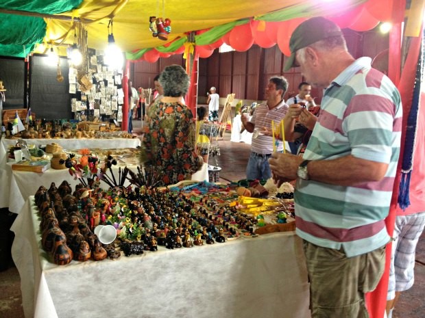 O aposentado Carlos Machado observa os produtos expostos da Feira do Sol (Foto: Ivanete Damasceno / G1)