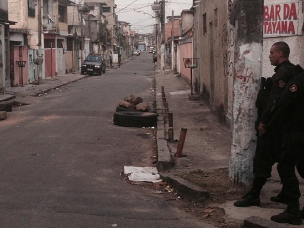 Policiais do Batalhão de Operações Especiais (Bope) patrulhavam vias próximas a comunidade, que tinham barricadas durante a madrugada. (Foto: Guilherme Brito/G1)