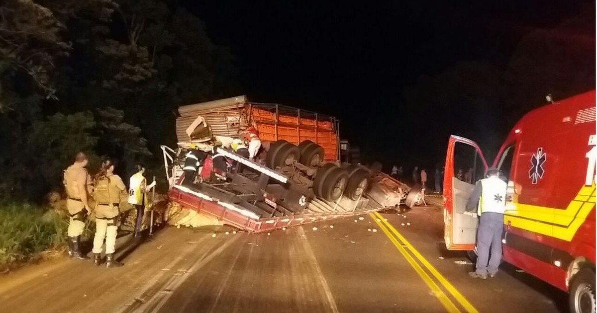 Dois morrem após colisão entre caminhões na BR-282 em Xaxim - Globo.com