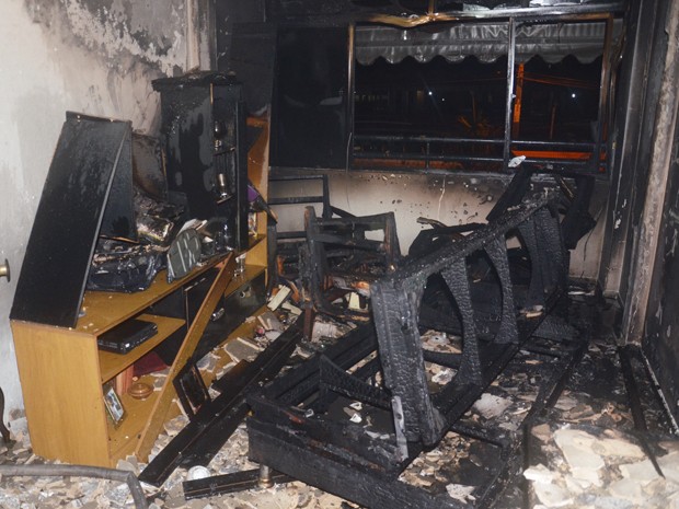 Móveis de apartamento ficaram destruídos após incêndio no bairro Bessa em João Pessoa (Foto: Walter Paparazzo/G1)