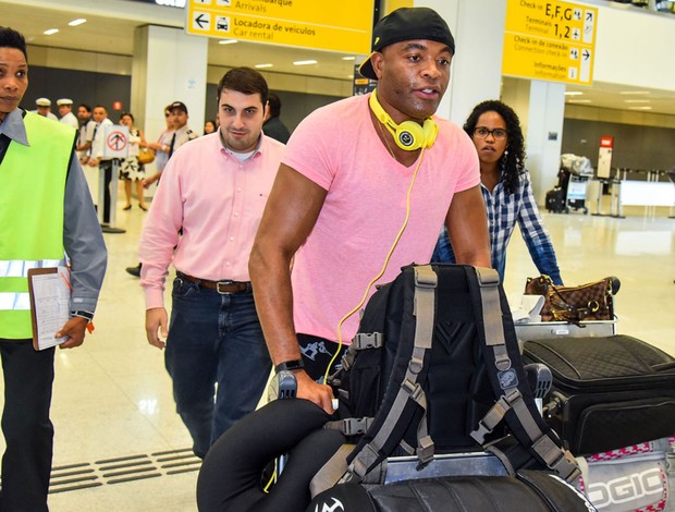 Anderson Silva desembarca no Brasil