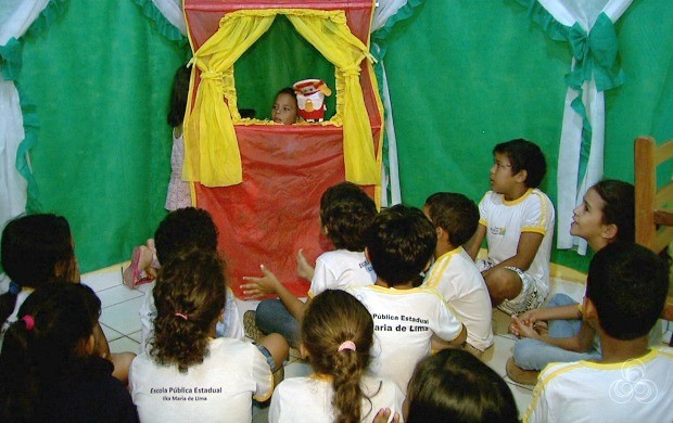 Alunos participam de atividades didáticas como o teatro de marionetes durante o projeto (Foto: Bom Dia Amazônia)