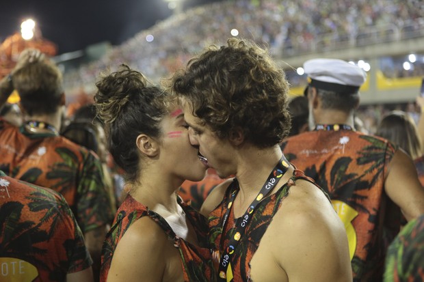 Ana Terra Blanco e Gabriel Chadan beijam muito (Foto: Divulgação/CamaroteN1)