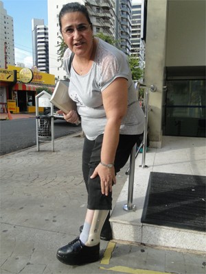 Mulher afirma que prótese a impediu de entrar em agência bancária (Foto: Luan Amaral/ G1)