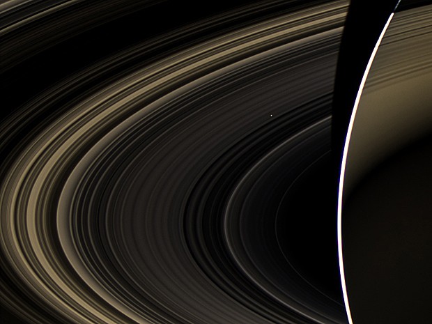 Vênus aparece através de Saturno (Foto: Nasa/JPL-Caltech/Space Science Institute)