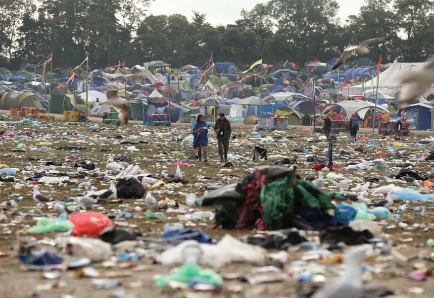 Após cinco dias de shows, o Festival Glastonburry, na Inglaterra, termina com pilhas de lixo pelo chão